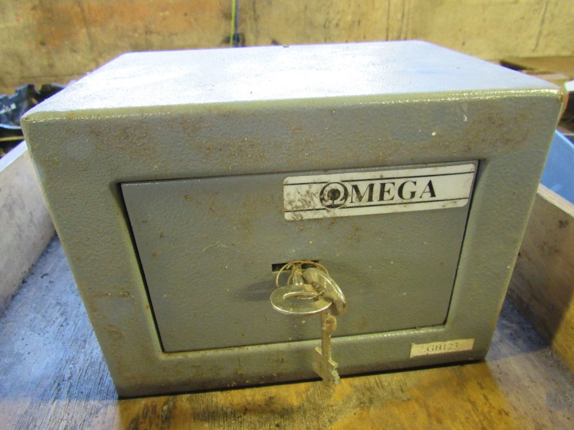 Small Omega safe 9" x 9" x 6 1/2"
