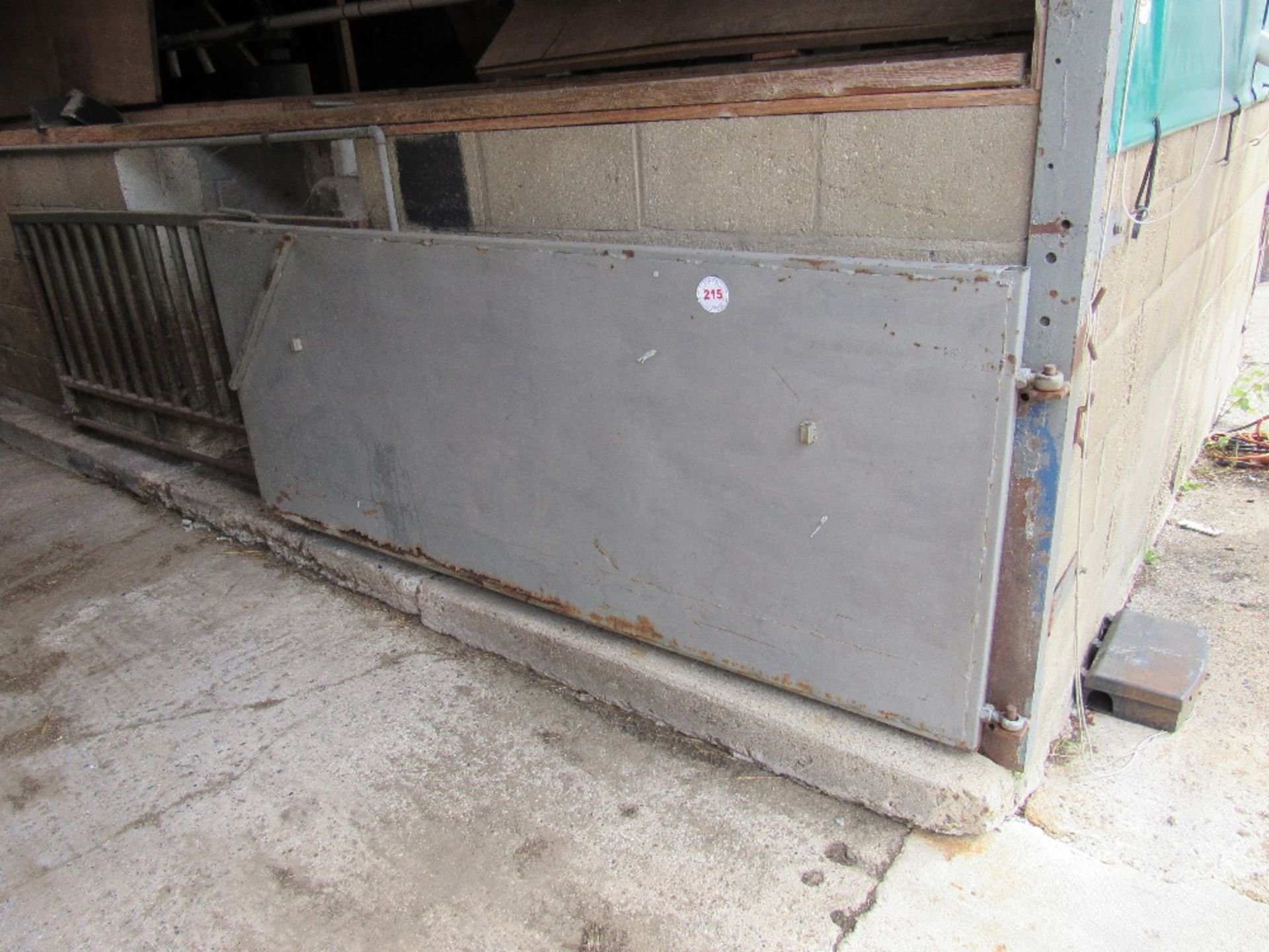 63 x 7' 9" yard gates and 2 x smaller gates 3' 2"