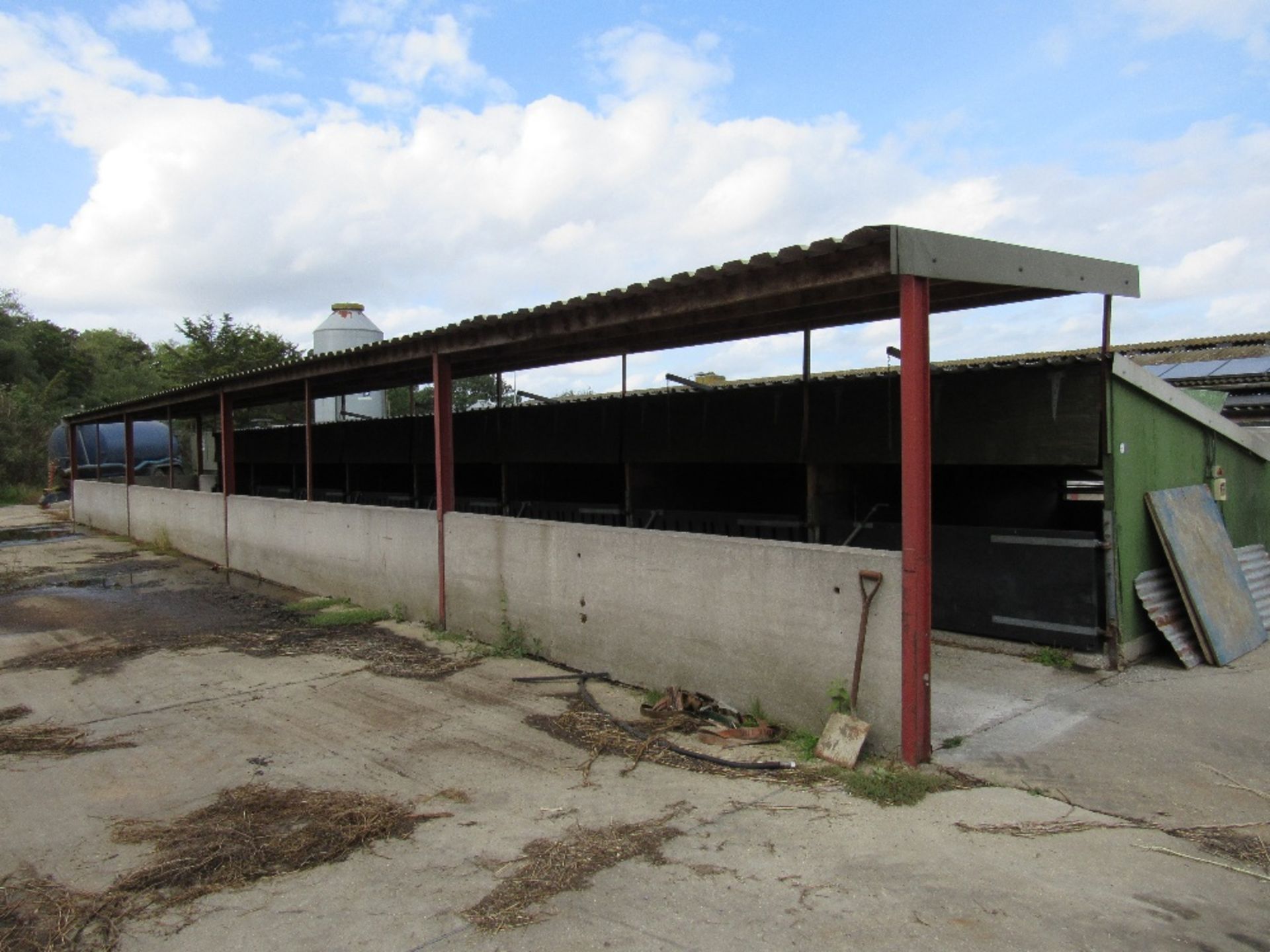 4 Bay 8 pen Trowbridge pig unit c/w gates, frames and feed auger system, - Image 2 of 2