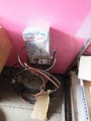 Compressed air paint pot and spray gun