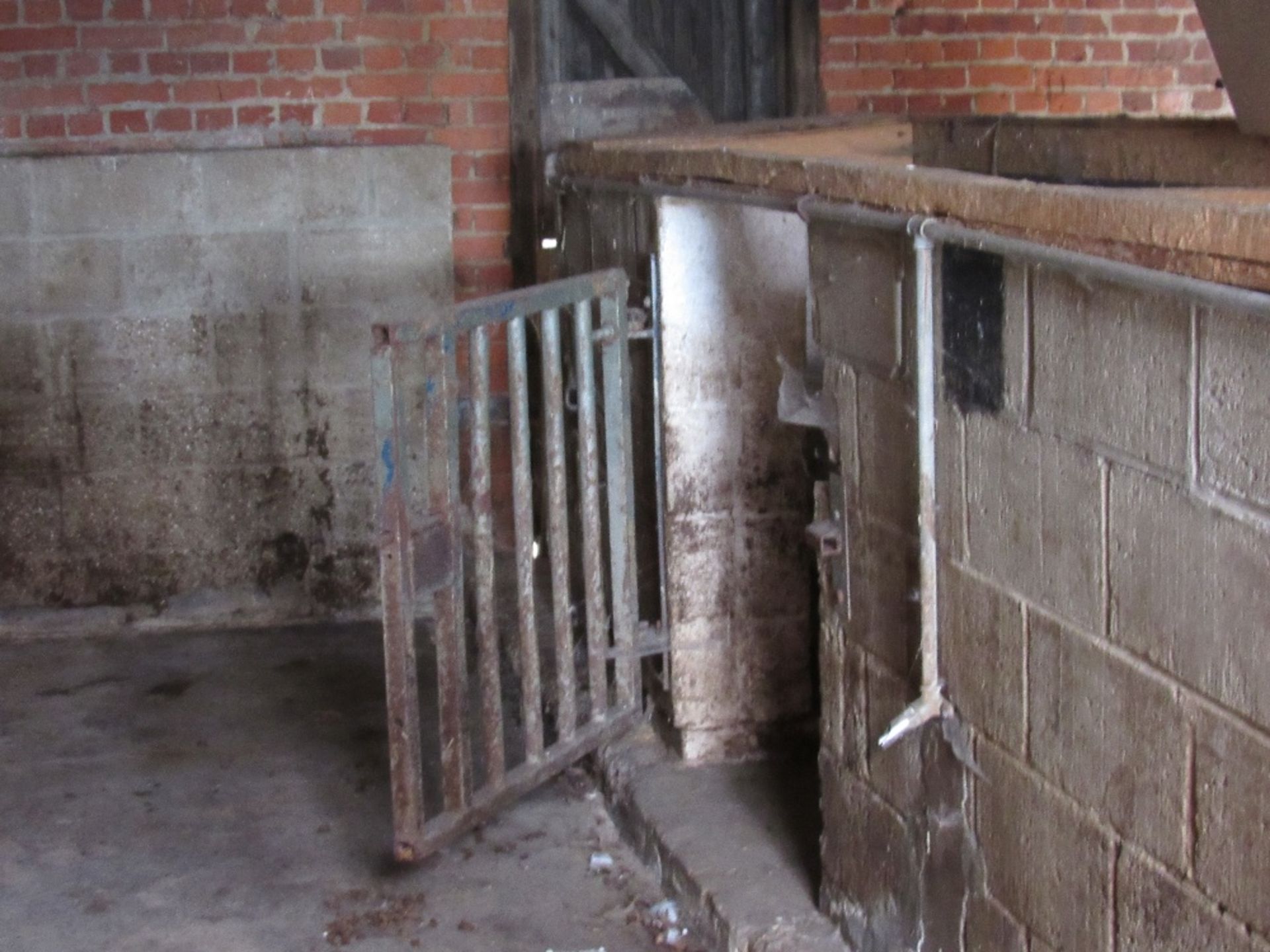 63 x 7' 9" yard gates and 2 x smaller gates 3' 2" - Image 2 of 2