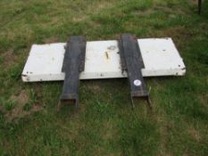 Yard brush to fit pallet tines