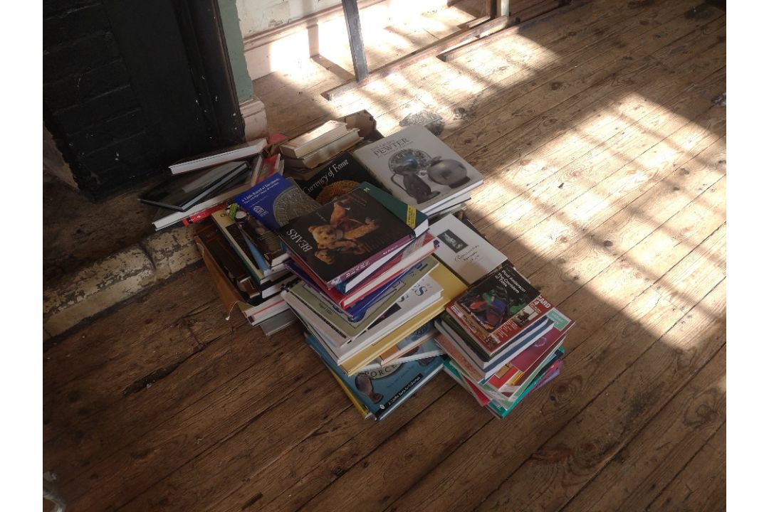 Quantity of misc books on antiques