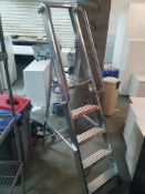 * 4-tred step ladder