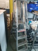 * 4-tred step ladder
