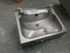 * S/S handwash sink