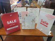 * 6 x magnetic A4 POS stands