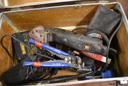 Wickes Detail Sander with Two Battery Chargers