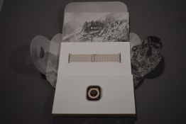 *Apple Watch Ultra 49mm Titanium Straight White, A