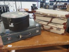 * 4 x vintage cases