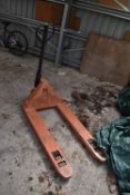 *685x1100 Pallet Truck