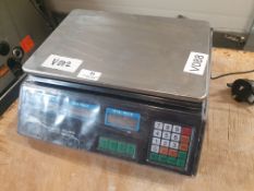 * shop scale with retailer and customer screens