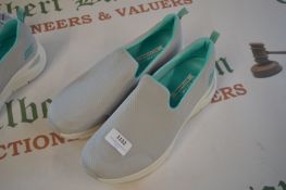 *Skechers Arch Comfort Slip-on Trainers Size: 7