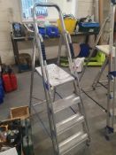 * 3 tred step ladder