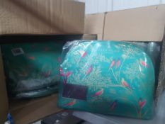 * 6 x Sara Miller Large make-up bags (RRP£30 each)