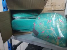 * 4 x Sara Miller Large make-up bags (RRP£30 each)