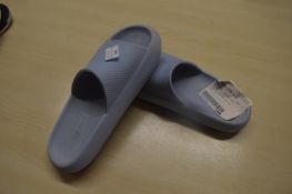 *Unisex Sliders Size: W 7.5-8.5, M 5.5-6.5