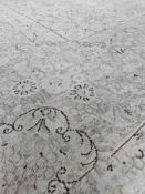 * Vintage 100% wool rug - 2.83m x 3.73m