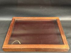 A mahogany counter top display cabinet with rising lid and key, 21
