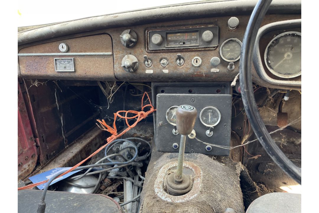 1966 MGB GT Coupe Reg. no. LLB611D Chassis no. GHD3/74435 Engine no. 18GBRUN29839 - Image 10 of 12