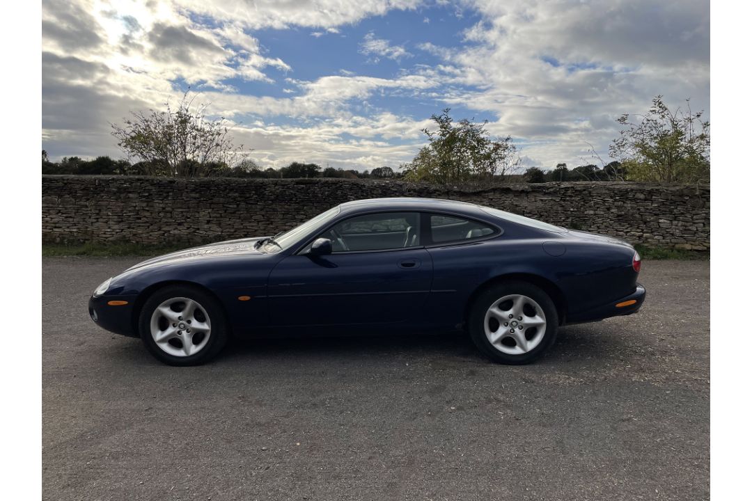 2002 Jaguar XK8 Coupe Reg. no. LG02 HDF Chassis no. SAJAC41M12NA29165 - Image 6 of 11