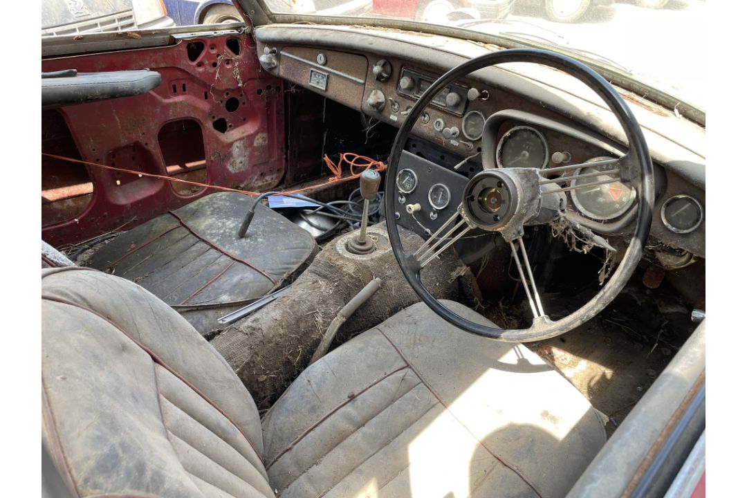 1966 MGB GT Coupe Reg. no. LLB611D Chassis no. GHD3/74435 Engine no. 18GBRUN29839 - Image 8 of 12