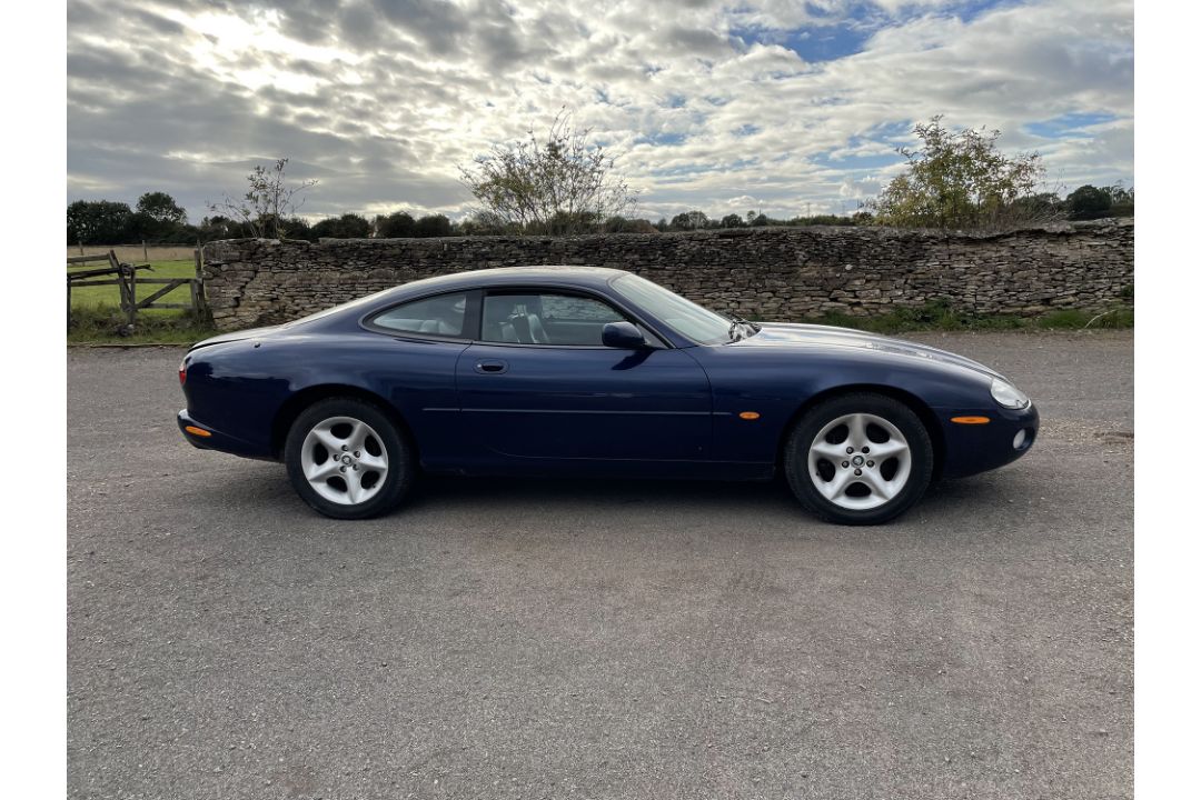 2002 Jaguar XK8 Coupe Reg. no. LG02 HDF Chassis no. SAJAC41M12NA29165 - Image 5 of 11