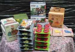 41 x Assorted Gardeners Items Including Kikkerland Bird Garden Saws, Seed Kits, Cable Transport
