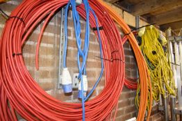 1 x Assorted Collection of Cable - Site Lights, 110v / 220v Extension Cable, Bundles of Cable