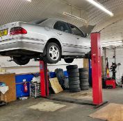 1 x Sun SVL32 Two Post Vehicle Lift With 3200kgs Lift Capacity