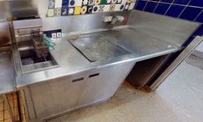 1 x Large Commercial Kitchen Cookstation Featuring a Twin Tank Fryer & Baine Marie With Covers