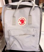 1 x FJALLRAVEN Kanken Rucksack Back Pack In Light Grey - Dimensions: 36 x 29cm - Ref: GRG034 / WH2 /