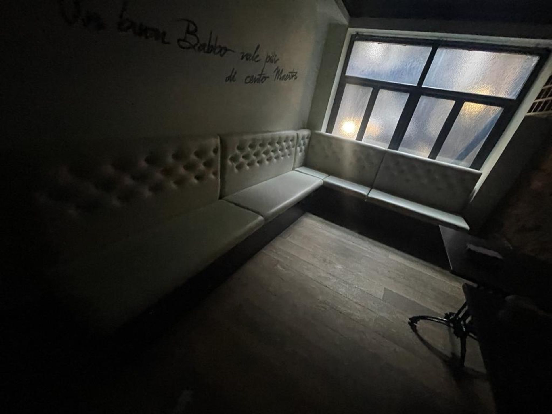 1 x Corner Seating Bench Upholstered in Beige Studded Back Leather Upholstery - Dimensions: 290 x - Image 3 of 10