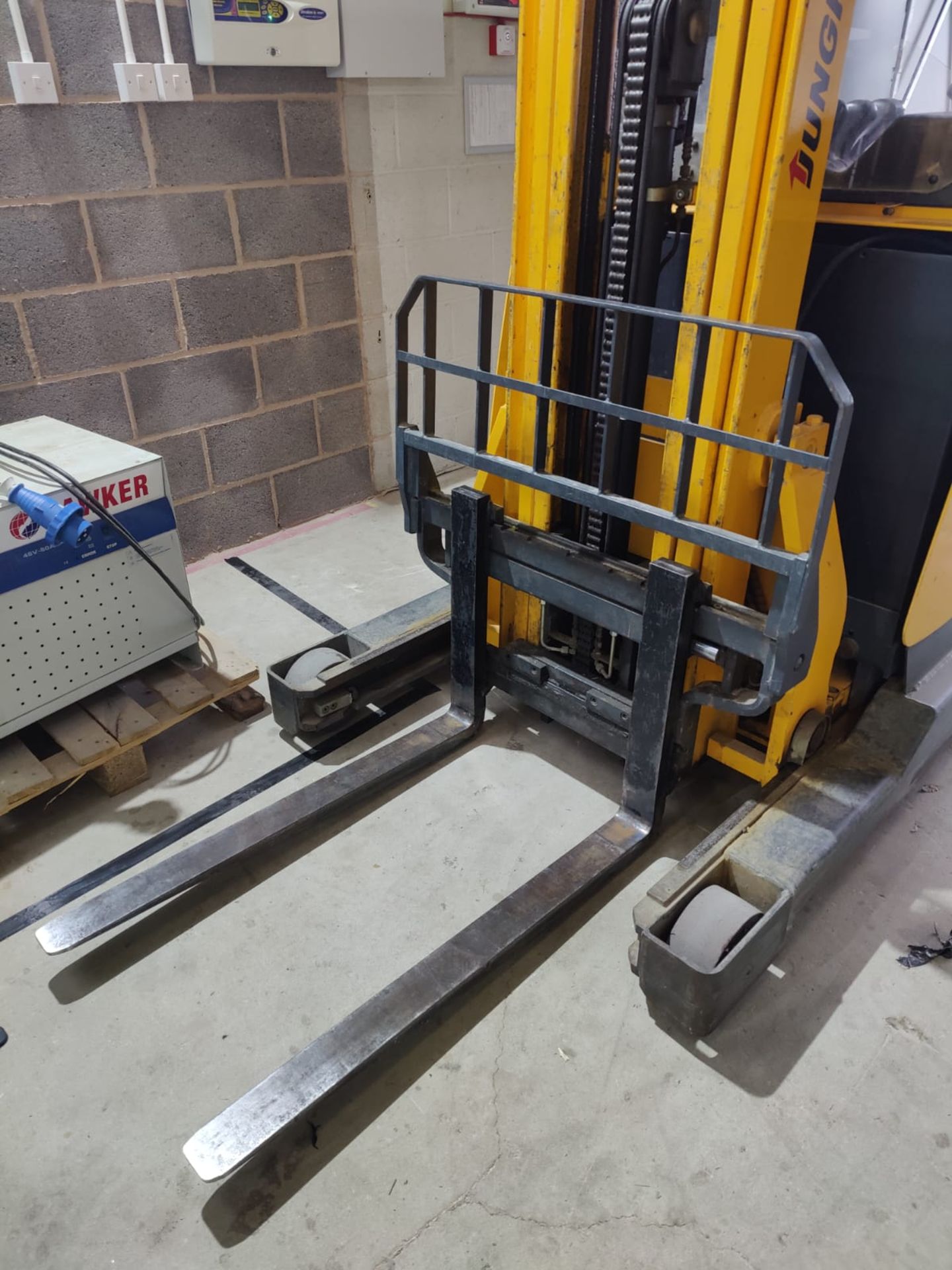 1 x Jungheinrich Electric Forklift Reach Truck - 1 Ton Capacity - 5900mm Lift Height - Image 30 of 36