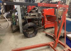 1 x Manual Hydraulic Lift With 1.5 Ton Payload Capacity