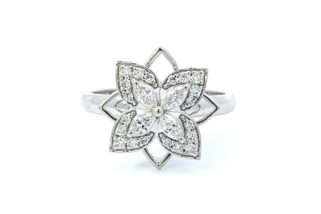 RRP-£4250.00 18K WHITE GOLD DIAMOND RING,SET WITH MARQUISE AND ROUND BRILLIANT CUT DIAMONDS, TOTAL D - Image 1 of 4