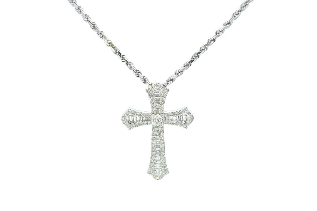 RRP-£6800.00 18K WHITE GOLD PENDENT SET WITH ONE HUNDRED AND NINETEEN ROUND BRILLIANT & BAGUETTE CUT - Image 1 of 4