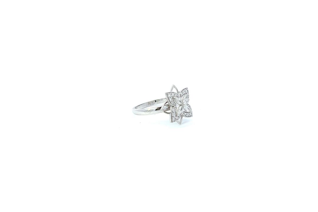 RRP-£4250.00 18K WHITE GOLD DIAMOND RING,SET WITH MARQUISE AND ROUND BRILLIANT CUT DIAMONDS, TOTAL D - Image 2 of 4