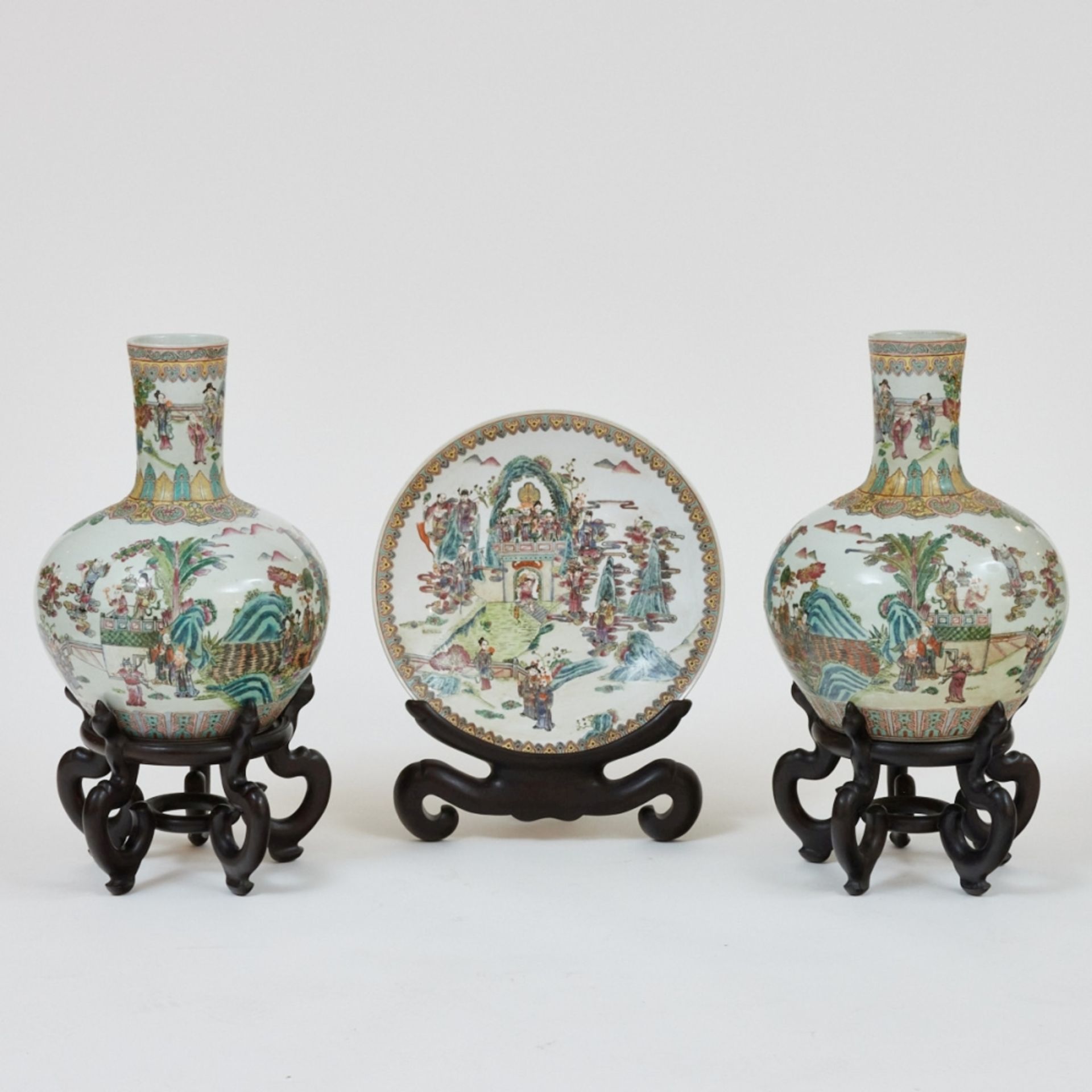 Paar Famille rose Flaschenvasen und großer Famille rose Teller, China, Qing-Dynastie, 19. Jahrhunder - Bild 3 aus 7