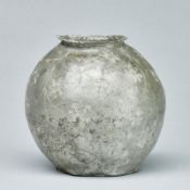 Vase mit Blütendekor, wohl Indien um 1940