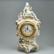 Pendule mit Allegorie der Ewigkeit und zwei Putten. KPM Berlin, um 1900.