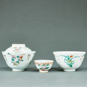 Eine Teeschale mit Deckel und zwei Teeschalen, China, 19. / 20. Jahrhundert