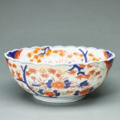 Imari Schale mit gebogtem Rand, Japan, Meiji, um 1900