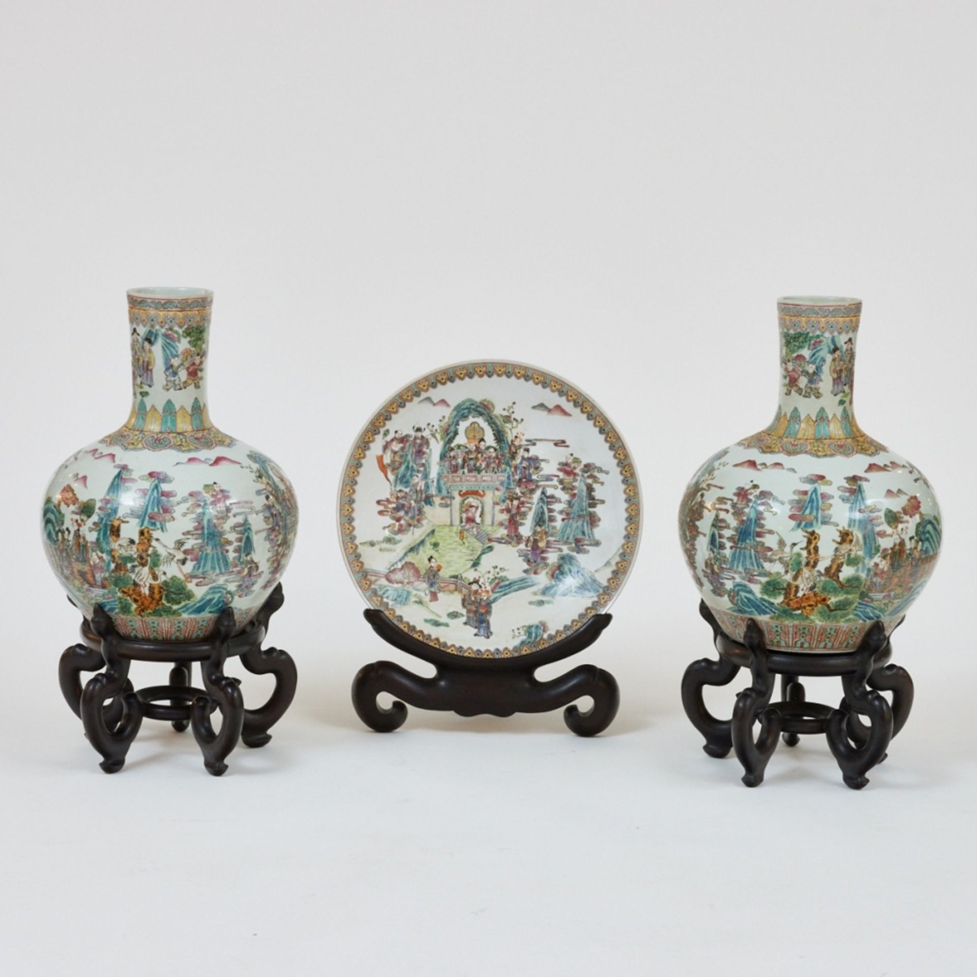 Paar Famille rose Flaschenvasen und großer Famille rose Teller, China, Qing-Dynastie, 19. Jahrhunder - Bild 4 aus 7