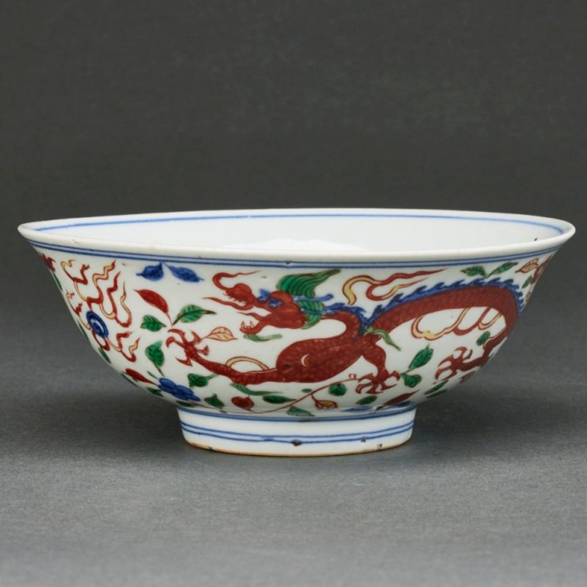 Wucai Schale mit Drachendekor, China