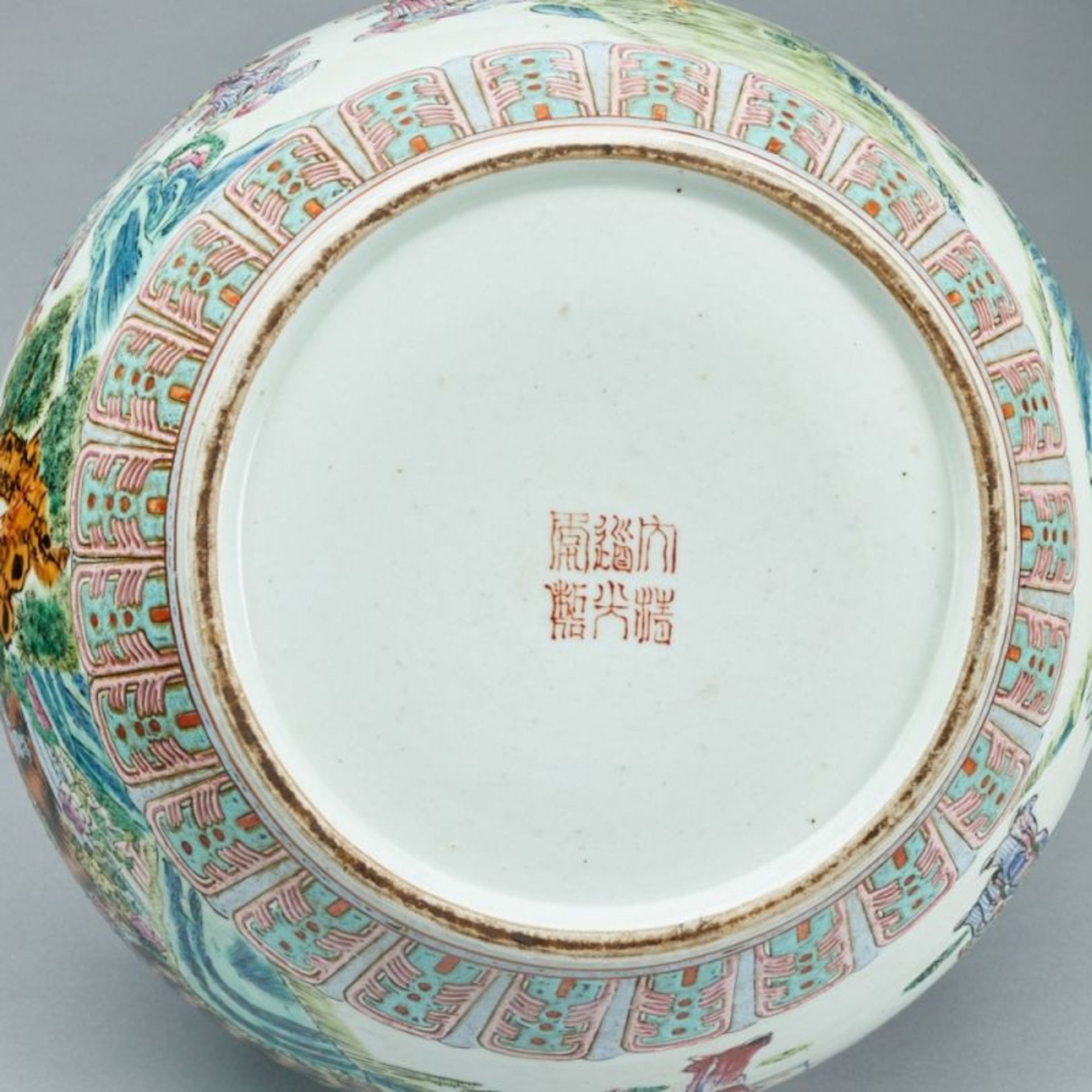 Paar Famille rose Flaschenvasen und großer Famille rose Teller, China, Qing-Dynastie, 19. Jahrhunder - Bild 5 aus 7