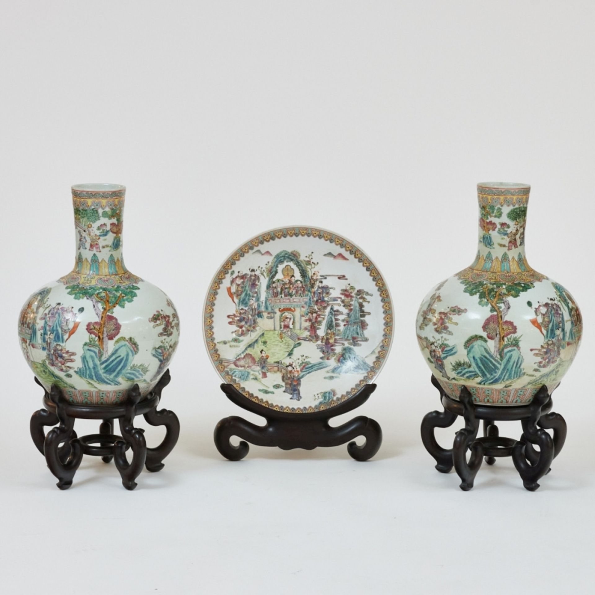 Paar Famille rose Flaschenvasen und großer Famille rose Teller, China, Qing-Dynastie, 19. Jahrhunder - Bild 2 aus 7