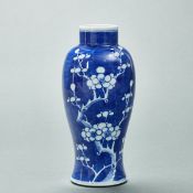 Balustervase mit Prunus-Dekor, China, 20. Jahrhundert