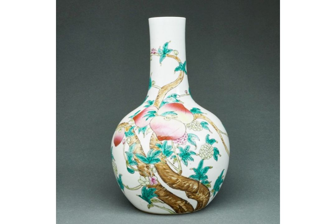 Flaschenvase mit Neunpfirsich-Dekor, China, Qing-Dynastie, Ende 19. Jahrhundert - Bild 1 aus 2