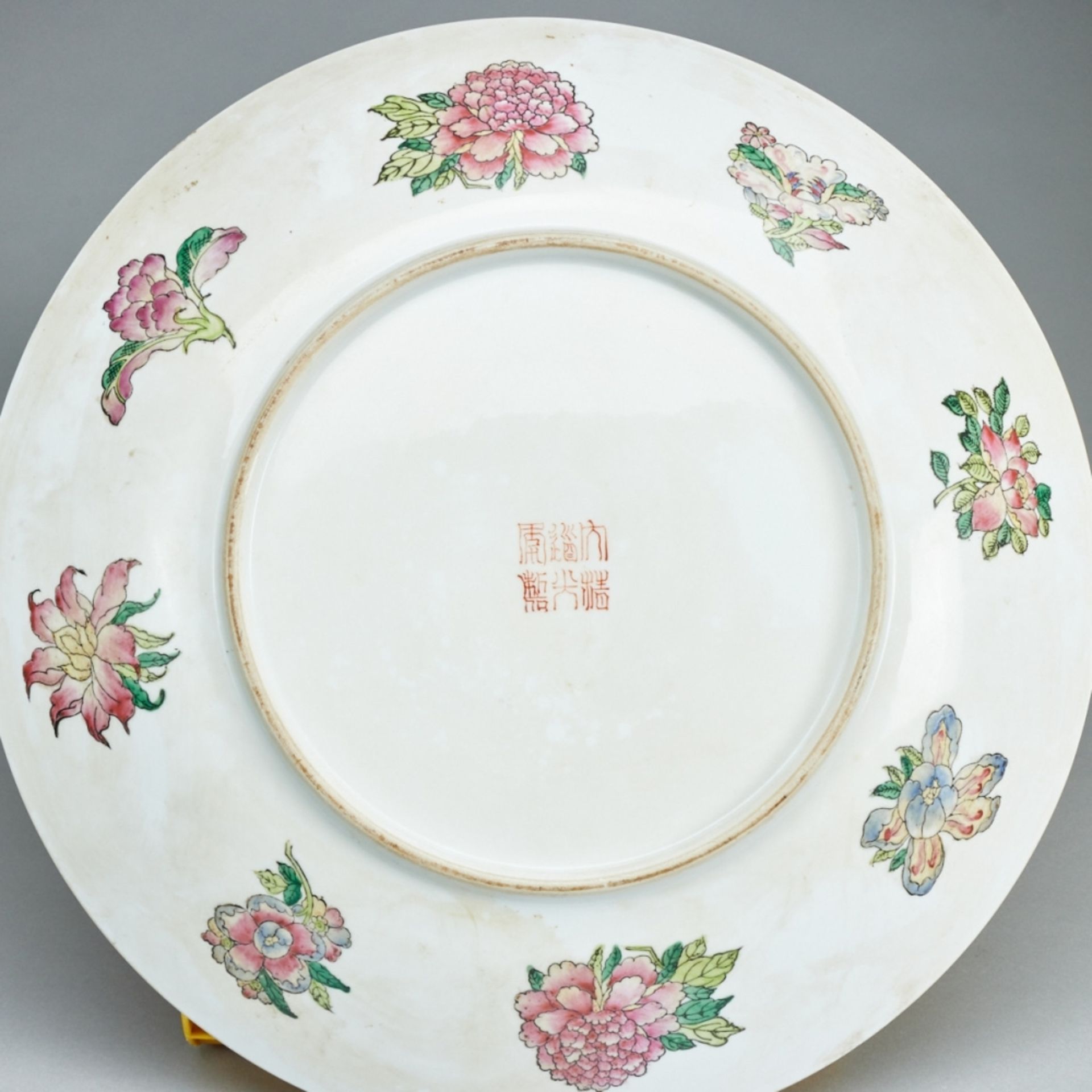 Paar Famille rose Flaschenvasen und großer Famille rose Teller, China, Qing-Dynastie, 19. Jahrhunder - Bild 7 aus 7